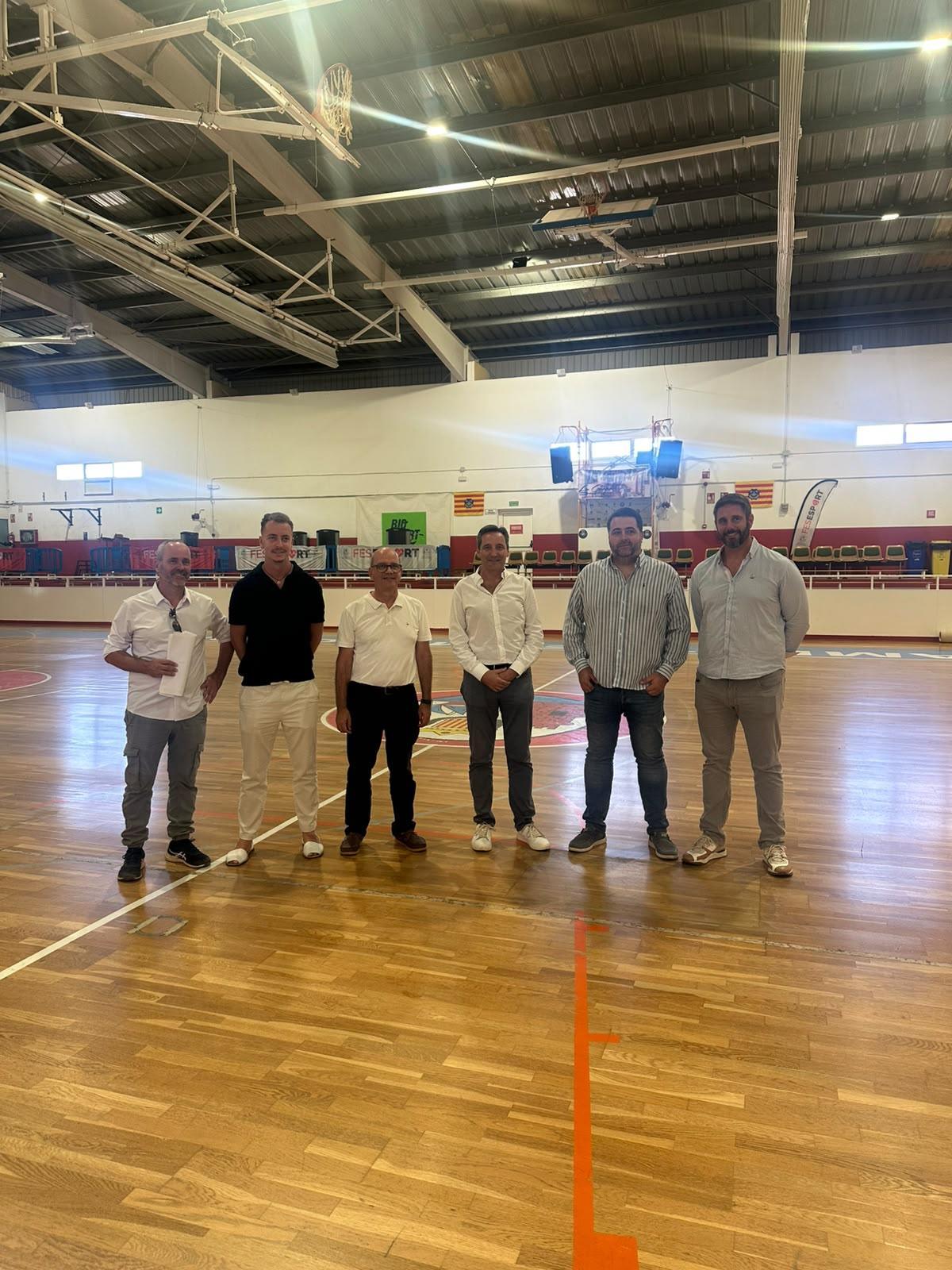 Es Mercadal dará inicio a las obras de renovación de la cubierta y el suelo del polideportivo