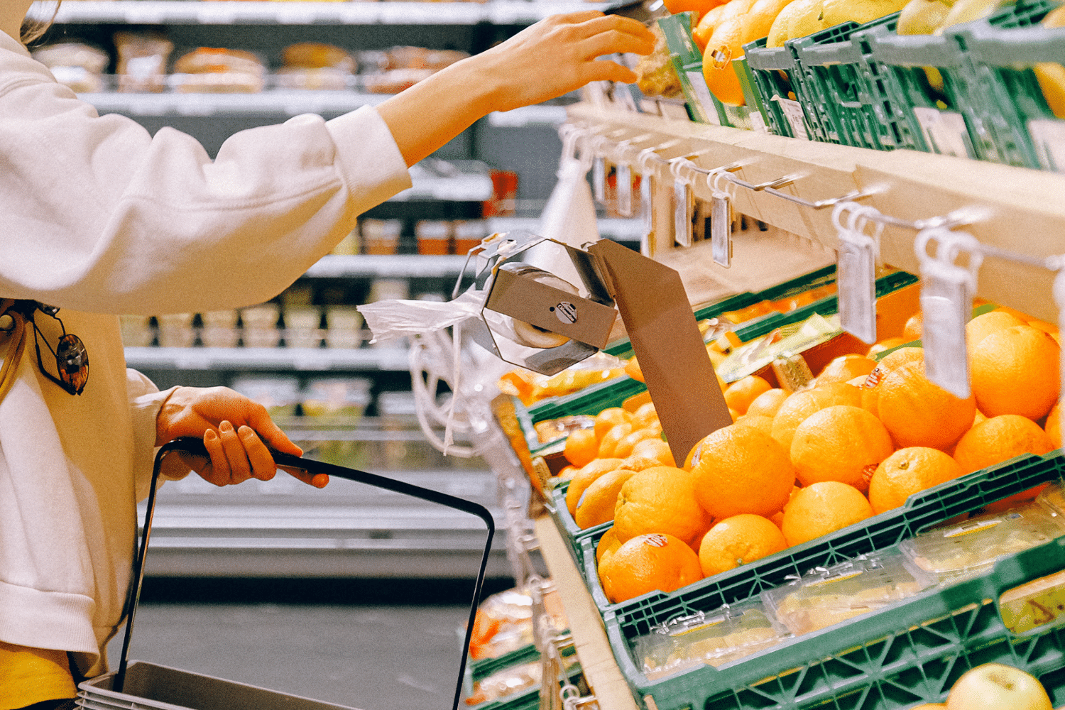 Más de 8.376 personas se han beneficiado de la tarjeta de alimentos distribuida por la Conselleria de Familias con la colaboración de Cruz Roja