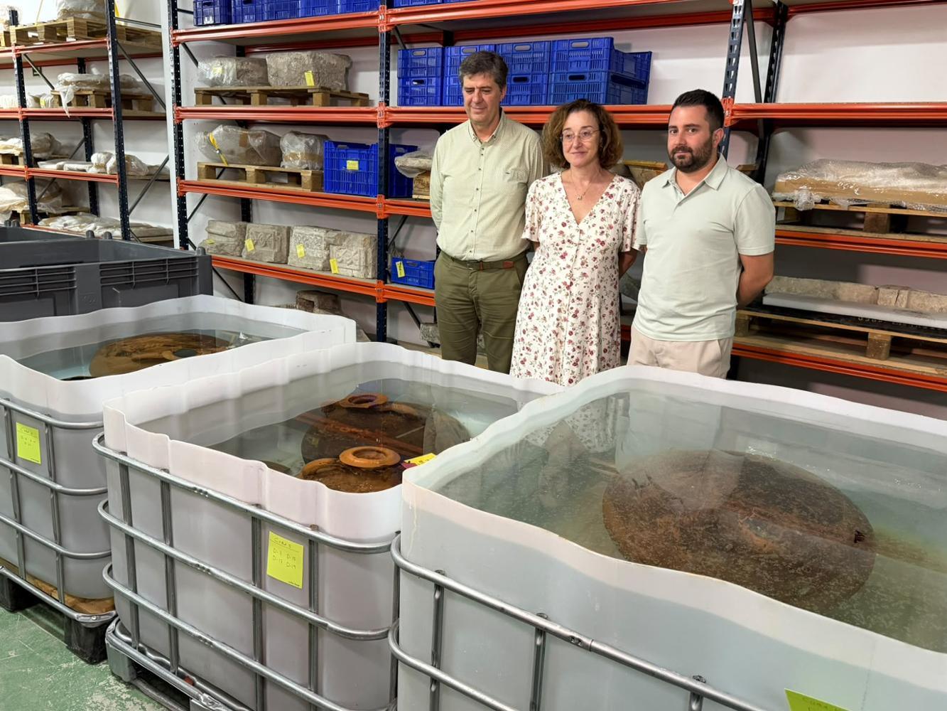 Bauzà y el director general de Cultura visitan las ánforas romanas encontradas al sur de Formentera, ahora en el MAEF