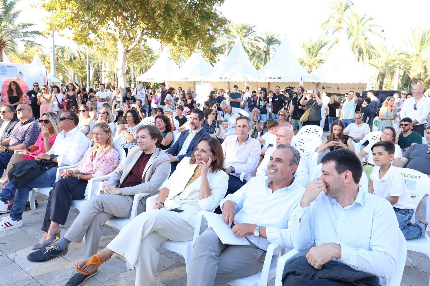 El conseller Antoni Vera y la consellera Manuela García recorren los estands de la Nit de la Recerca con la participación de más de un centenar de investigadores