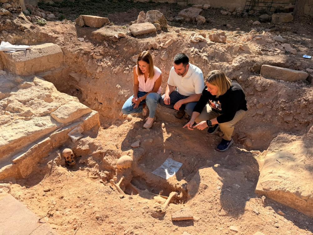 El Govern y el Consell de Mallorca exploran las excavaciones en Sòria en busca de los restos de Jaume IV
