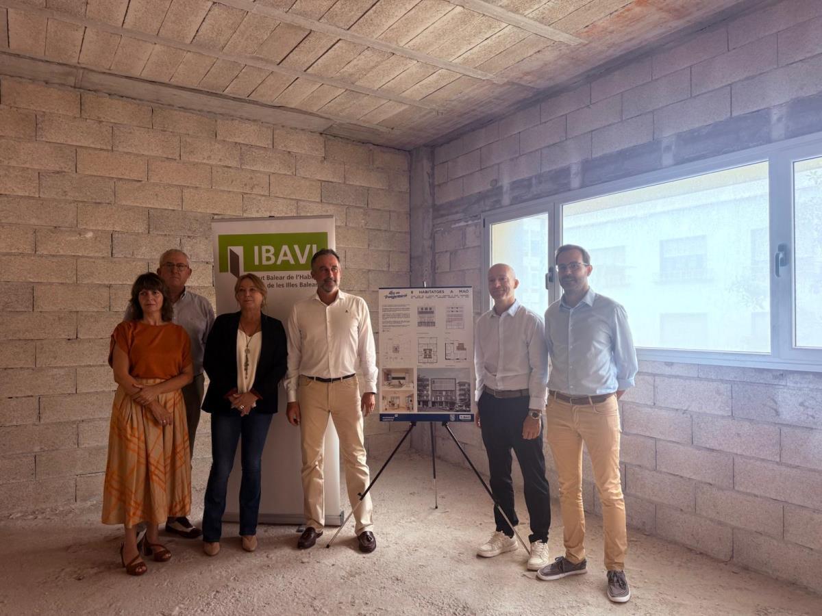 Presentación del proyecto de ocho viviendas públicas de alquiler del IBAVI en el edificio de la estación de autobuses de Maó