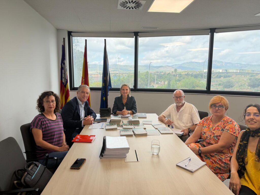 La consellera Catalina Cabrer se encuentra con representantes del GOB y Terraferida
