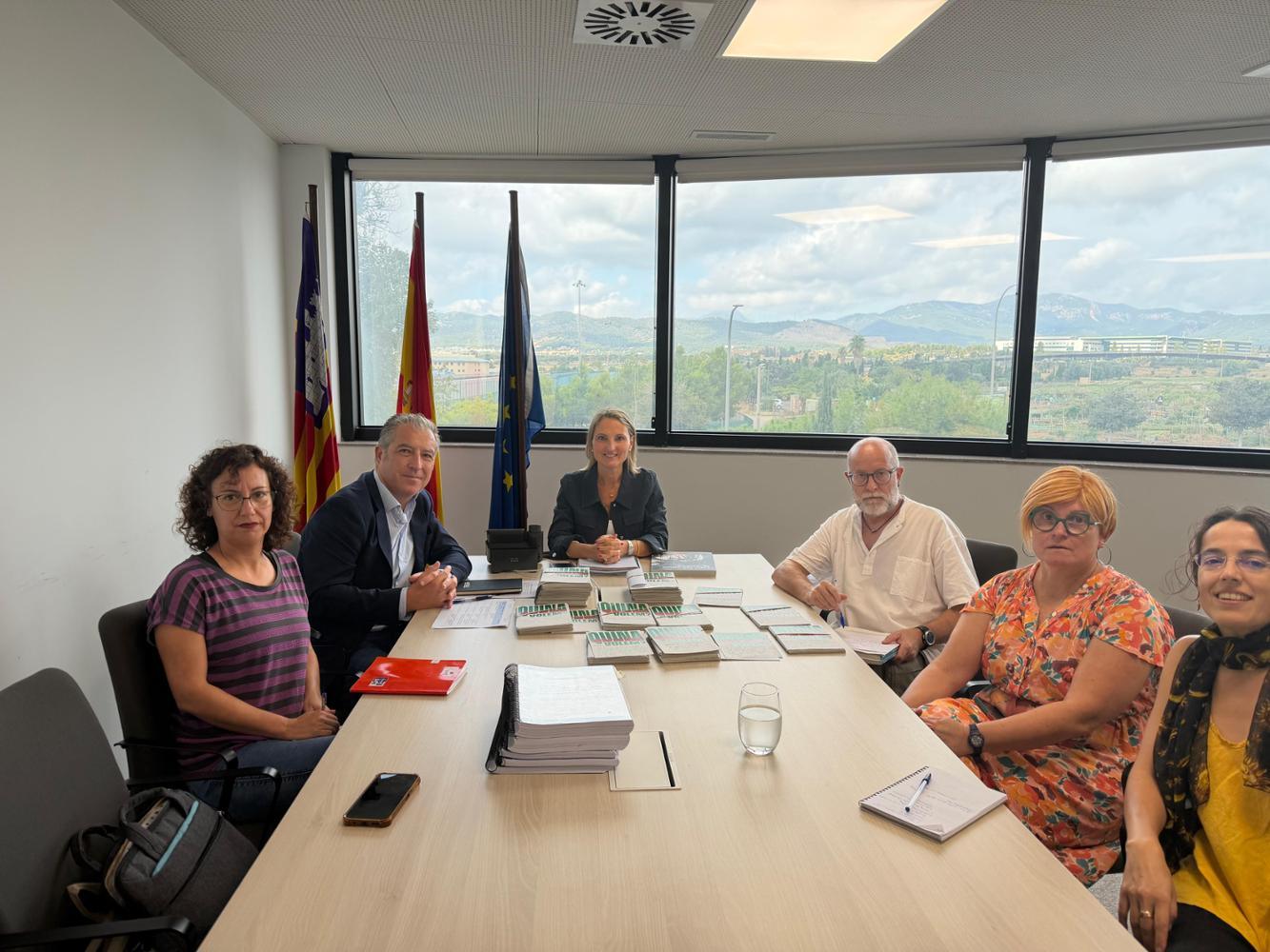 La consellera Catalina Cabrer se encuentra con representantes del GOB y Terraferida