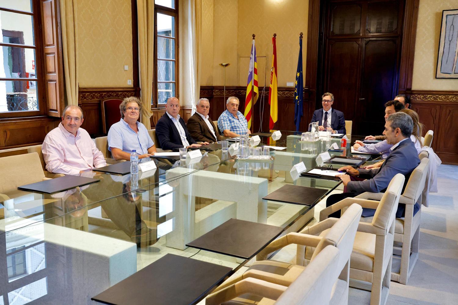 El Govern mantiene reuniones con el comercio y la industria para evaluar el impacto económico del aumento de la inflación
