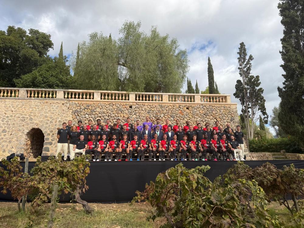 El RCD Mallorca realiza la fotografía oficial de la temporada en la finca pública de Raixa, recibidos por el Consell de Mallorca