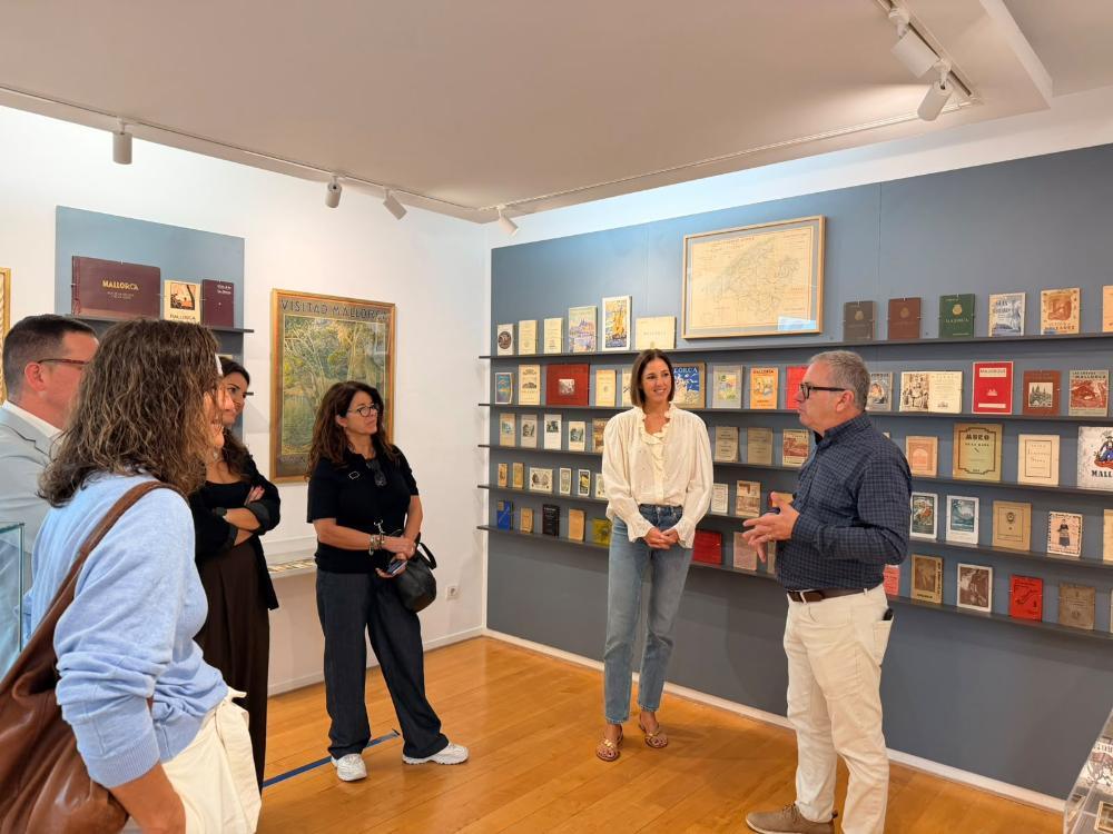 La Fundació Coll Bardolet invita a descubrir «Viatgers a l’illa. Un paradís de paper», un viaje por los orígenes de la imagen turística de Mallorca